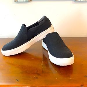 Dr.Scholl’s Black Sneaker. Sz.7.5. Gently used. Memory foam bottom.